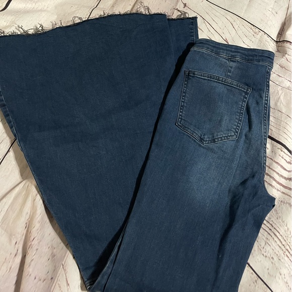 FREE PEOPLE WOMEN'S DARK WASH HIGH RISE JUST FLOAT ON FLARE JEANS 28 - Picture 7 of 12